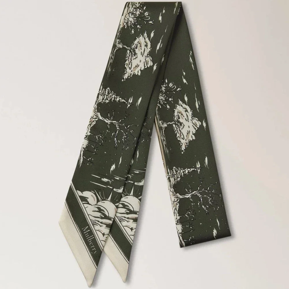 Mulberry Skinny Scarf British Park Juniper Green viser tyndt tørklæde i grøn silke med park-motiv, Model VS4867145Q749.