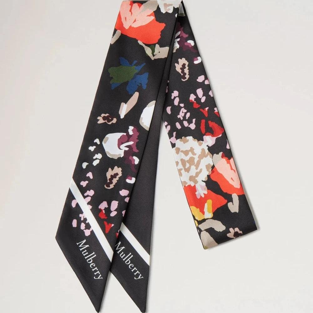 Mulberry Skinny Scarf Winter Floral Black med farverigt blomsterprint på sort genanvendt polyester, Model VS4836095A100.