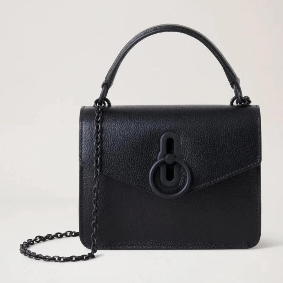 Mulberry Small Amberley Crossbody Small Classic Grain Black ses i tæt på, sort læder, kæde og top-håndtag. Model RL6509205A100