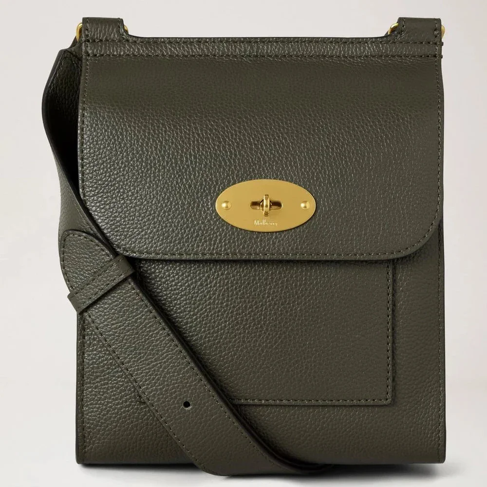 Mulberry Small Antony i juniper green læder med guldfarvet spænde, set forfra. Model HH9365205Q749