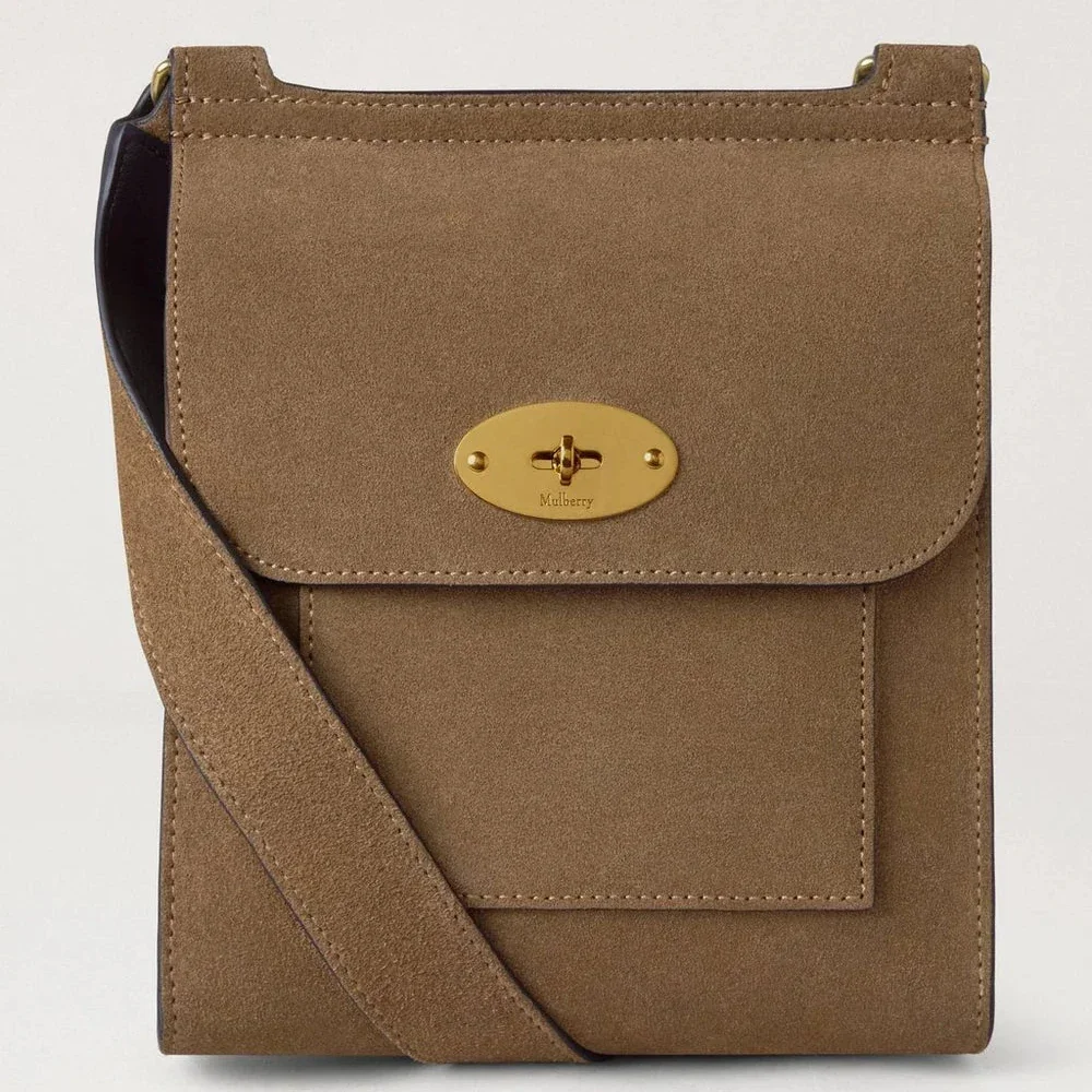 Mulberry Small Antony N Salcombe Sand Suede skuldertaske i lysebrun ruskind med guldspænde. Model HH9893047P705