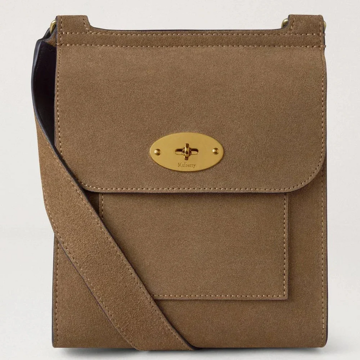 Mulberry Small Antony N Salcombe Sand Suede skuldertaske i lysebrun ruskind med guldspænde. Model HH9893047P705