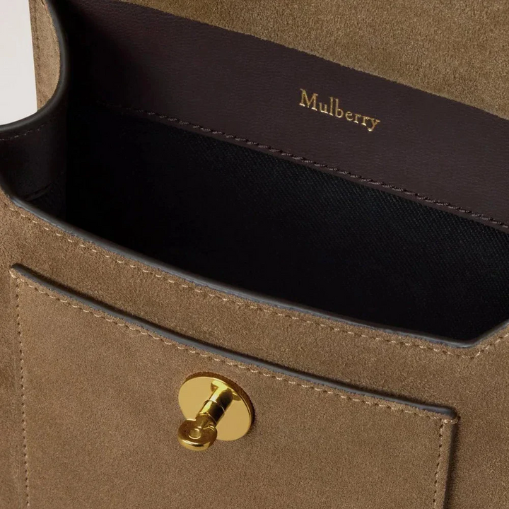 Mulberry Small Antony n/s Salcombe Sand Suede, nærbillede af frontlomme og gyldent lukketøj, Model HH9893047P705