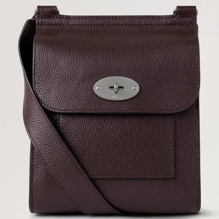 Mulberry Small Antony Small Classic Grain Ebony i mørkebrunt læder med sølv spænde, set forfra. Model HH9365205A110