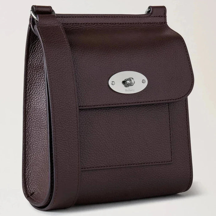 Mulberry Small Antony Small Classic Grain Ebony i mørkebrunt læder med sølvfarvet spænde. Model HH9365205A110.