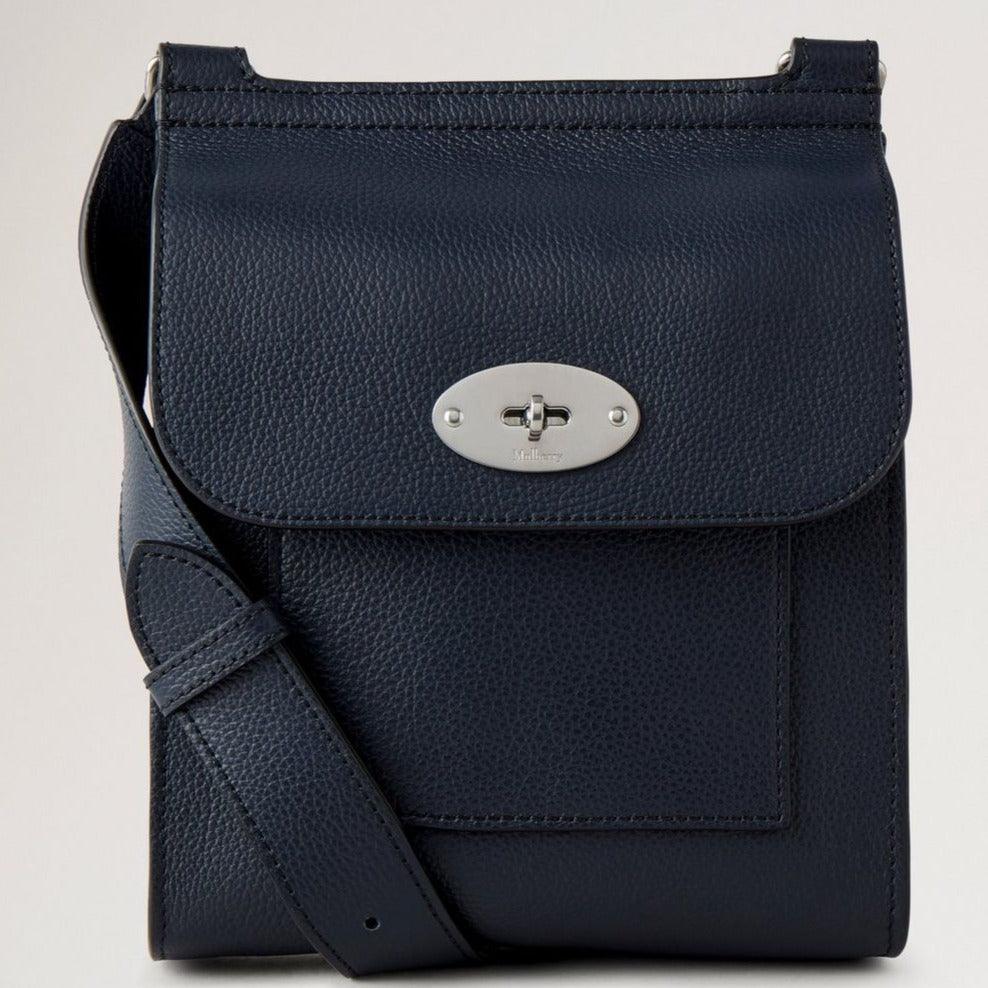 Mulberry Small Antony Small Classic Grain Night Sky skuldertaske i mørkeblåt læder med sølvdetaljer. Model hh9365205u888.