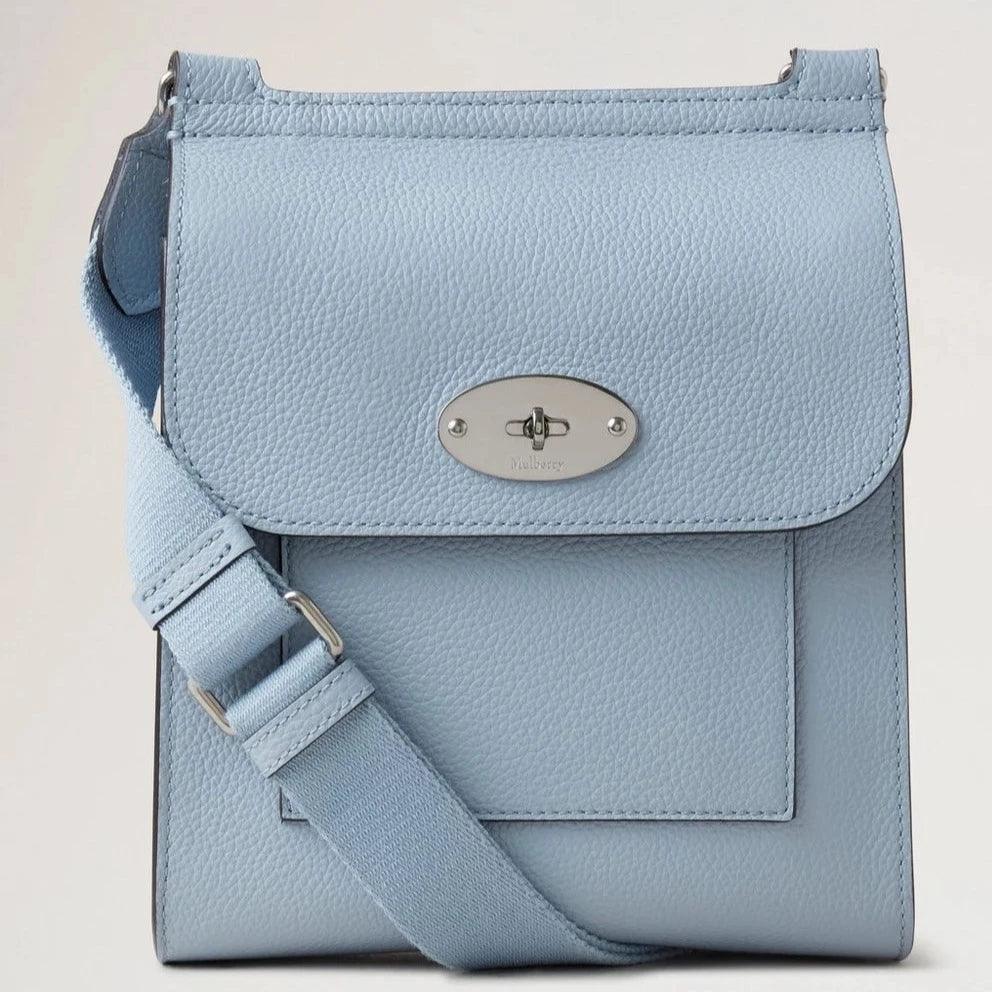 Mulberry Small Antony Small Classic Grain Poplin Blue skuldertaske i lyseblåt læder med sølvdetalje, Model HH5193/205U804