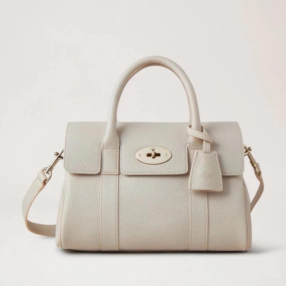 Mulberry Small Bayswater Satchel Chalk viser en mindre, elegant håndtaske i lyst læder med skulderrem. Model HH9212736W160