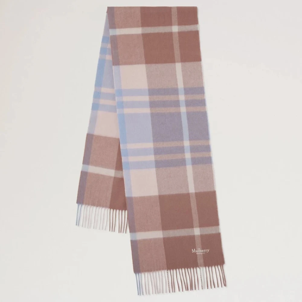 Mulberry Small Check Merino Wool Scarf viser et tørklæde i rosa og blå tern med hvide frynser. Model VS4319890J646.