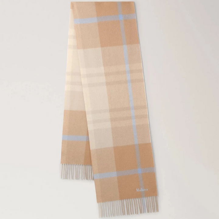 Mulberry Small Check Merino Wool Scarf med tern i camel og poplin blue, vist foldet med frynsekanter. Model VS4319890F925