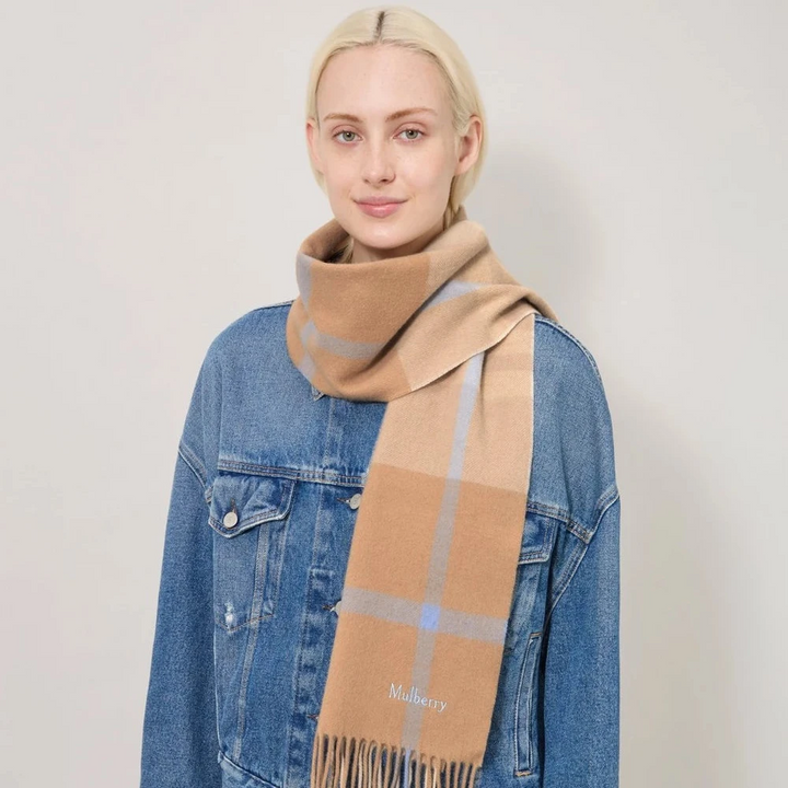 Mulberry Small Check Merino Wool Scarf camel og poplin blue vises på model med denimjakke. Model vs4319890f925.