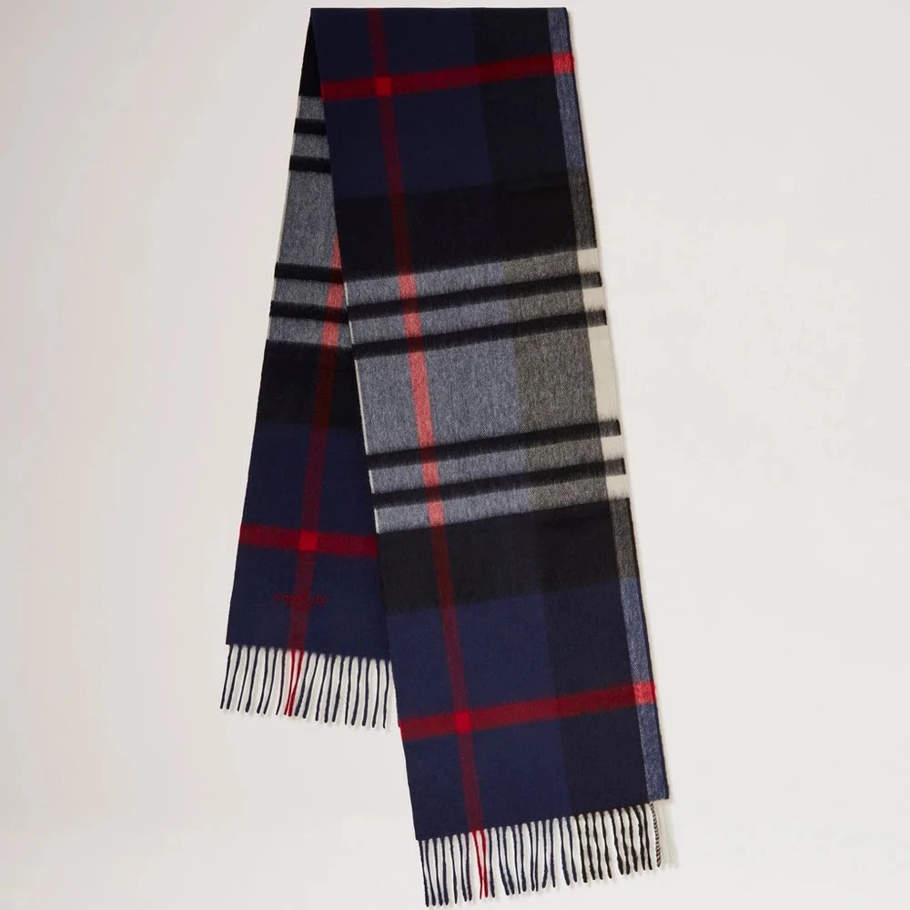 Mulberry Small Check Merino Wool Scarf viser et klassisk tørklæde i blå, grå og rød med frynser. Model VS4319890U897