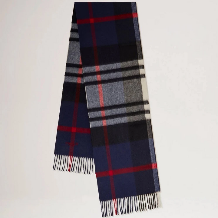 Mulberry Small Check Merino Wool Scarf viser et klassisk tørklæde i blå, grå og rød med frynser. Model VS4319890U897