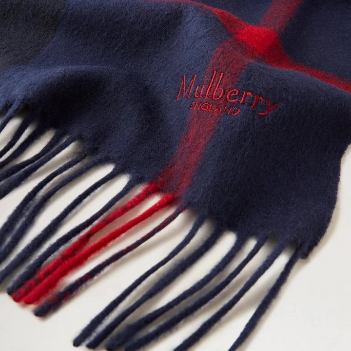 Mulberry Small Check Merino Wool Scarf Night Sky Lancaster Red viser tæt detalje af blød uld med frynser og ternet navy og rød mønster, Model vs4319890u897.