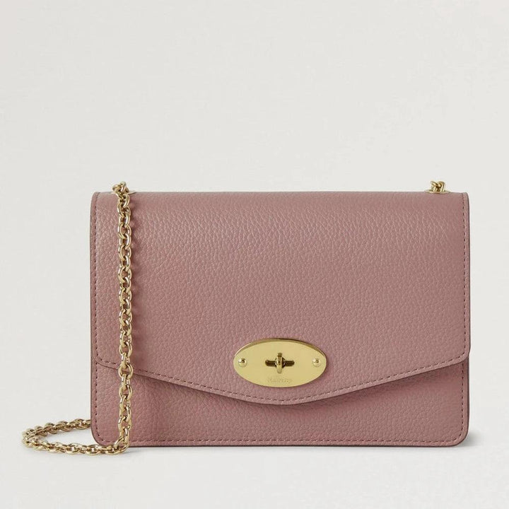 Mulberry Small Darley Autumn Rose Small Classic Grain viser en lyserød skuldertaske i læder med guldkæde og klassisk lukning. Model RL7791205J997.