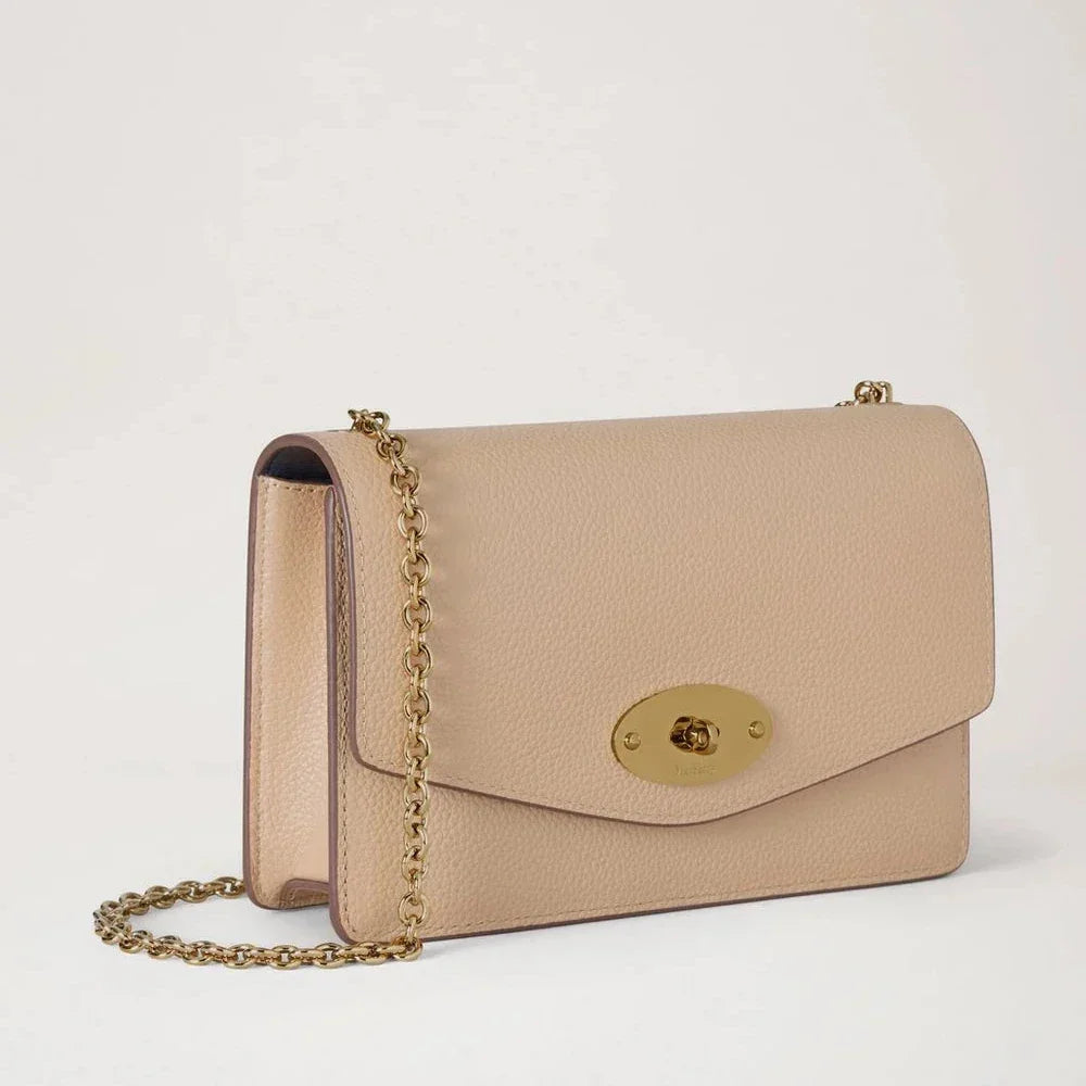 Mulberry Small Darley Crumpet Small Classic Grain viser en lys beige skuldertaske i læder med guldkæde og klassisk lukning. Model RL7791205W577.