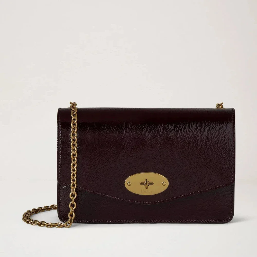 Mulberry Small Darley Deep Aubergine Patent skinnende lille skuldertaske i mørkelilla med kæderem, Model RL8922737V697.