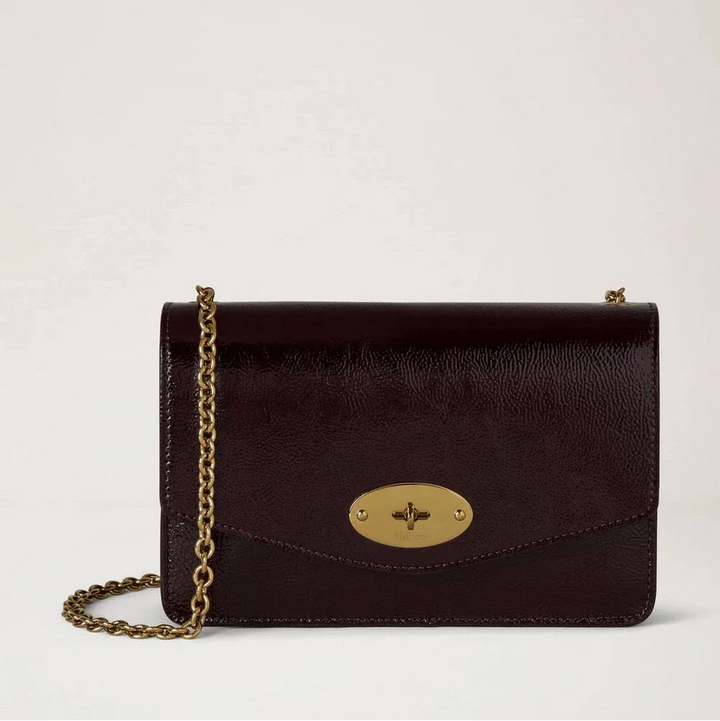 Mulberry Small Darley Deep Aubergine Patent skinnende lille skuldertaske i mørkelilla med kæderem, Model RL8922737V697.