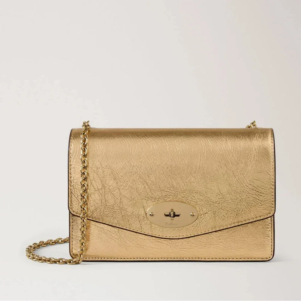 Mulberry Small Darley Grainy Metallic Somerset Gold viser en elegant skuldertaske i metallisk gyldent læder med kæderem. Model RL9015757Z098.