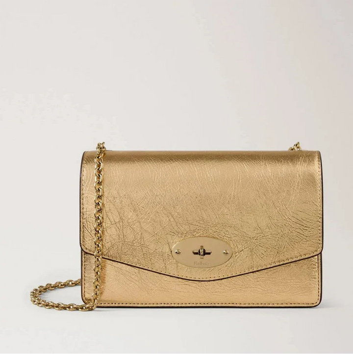 Mulberry Small Darley Grainy Metallic Somerset Gold viser en elegant skuldertaske i metallisk gyldent læder med kæderem. Model RL9015757Z098.