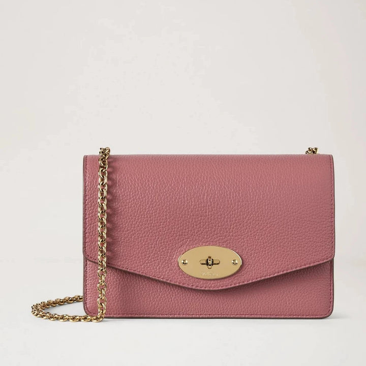 Mulberry Small Darley Pink Scrumpy i lyserødt præget læder med guld kæderem, Model RL7791205J647.