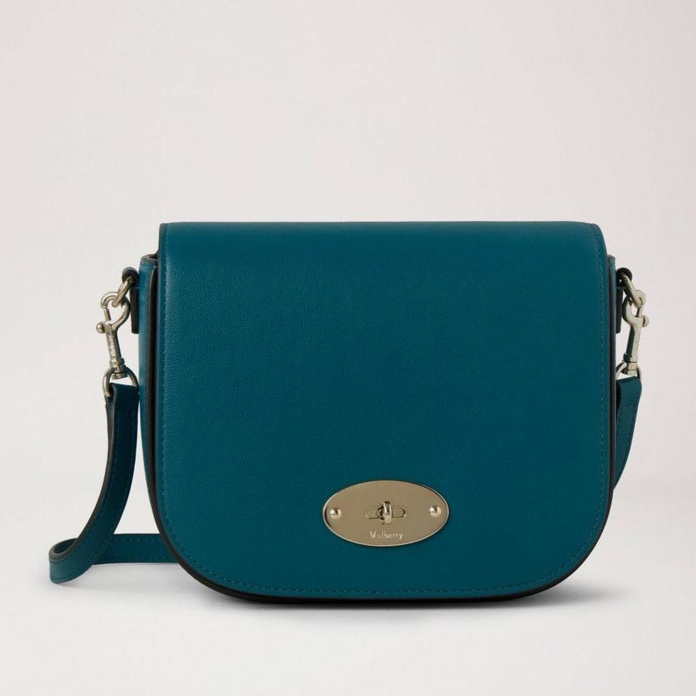 Mulberry Small Darley Satchel Micro Classic Grain Titanium Blue viser en elegant blå skuldertaske i læder med metalspænde, Model RL7904587T622.