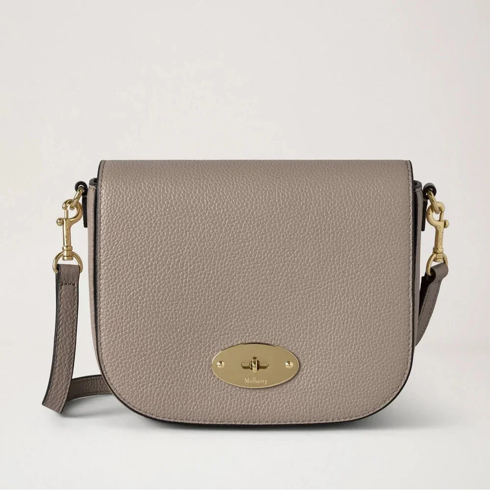 Mulberry Small Darley Satchel Small Classic Grain Cashmere Taupe viser en taupefarvet lædertaske med guldfarvet spænde og justerbar rem. Model RL4957/205F924
