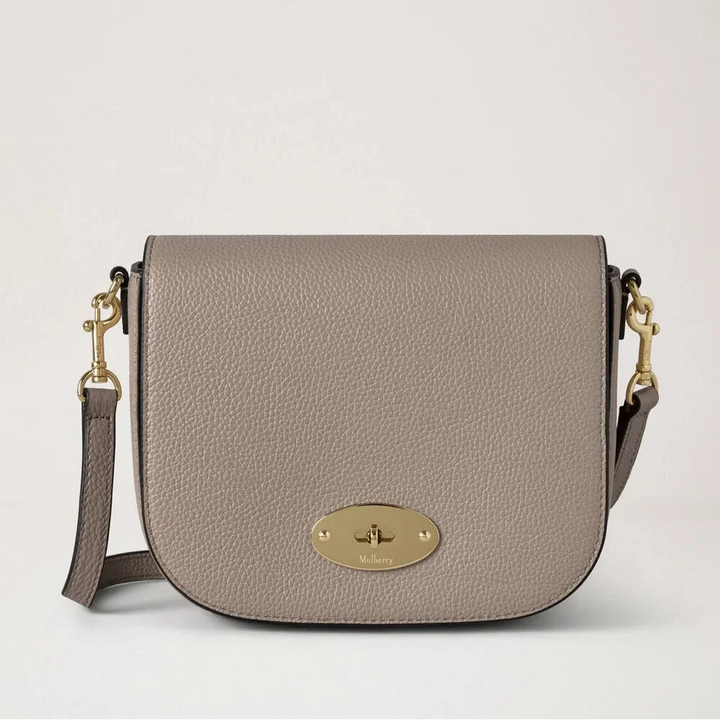 Mulberry Small Darley Satchel Small Classic Grain Cashmere Taupe viser en taupefarvet lædertaske med guldfarvet spænde og justerbar rem. Model RL4957/205F924