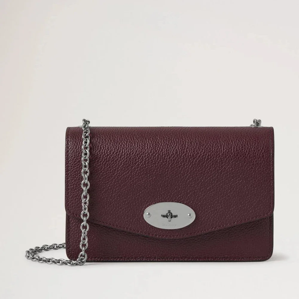 Mulberry Small Darley Small Classic Grain Black Cherry skuldertaske i mørkerødt læder med sølvkæde. Model RL7791205K560.