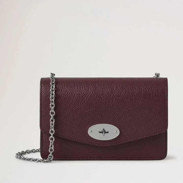 Mulberry Small Darley Small Classic Grain Black Cherry skuldertaske i mørkerødt læder med sølvkæde. Model RL7791205K560.