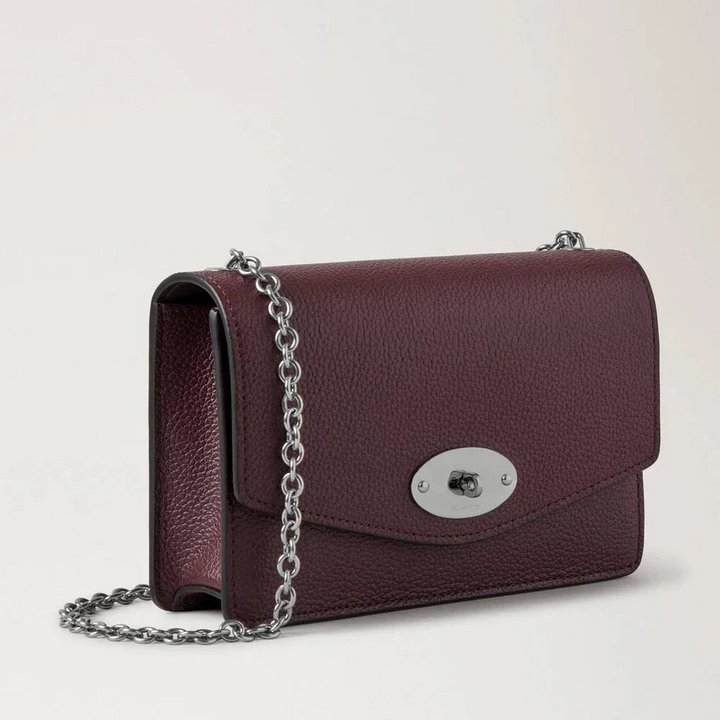 Mulberry Small Darley Small Classic Grain Black Cherry viser en lille skuldertaske i mørkerødt læder med sølvfarvet kæderem og lås. Model RL7791/205K560