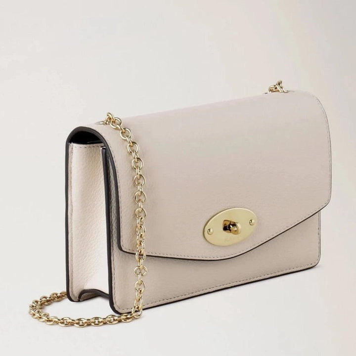 Mulberry Small Darley Small Classic Grain Chalk viser en elegant, lysegrå lædertaske med guldkæde, Model RL7791205W160.