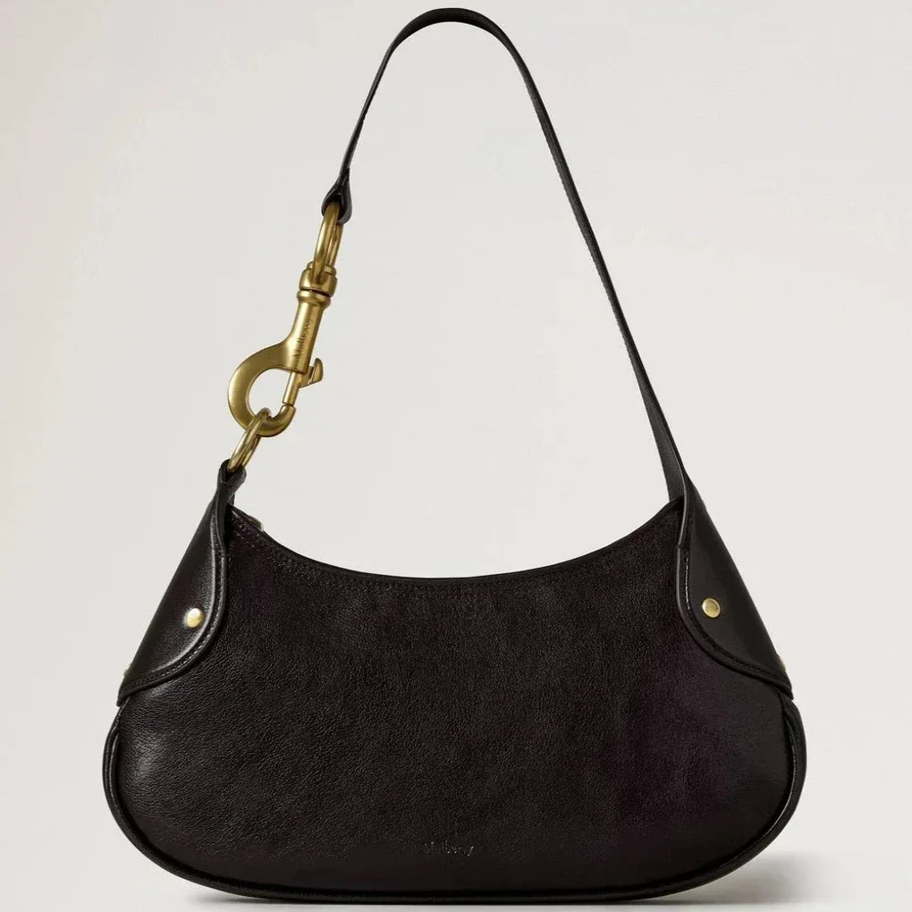 Mulberry Small Hackney Shoulder Bag Ebony Shiny Buffalo viser en mørk skuldertaske i blankt læder med guldspænde. Model RL8929726A110.