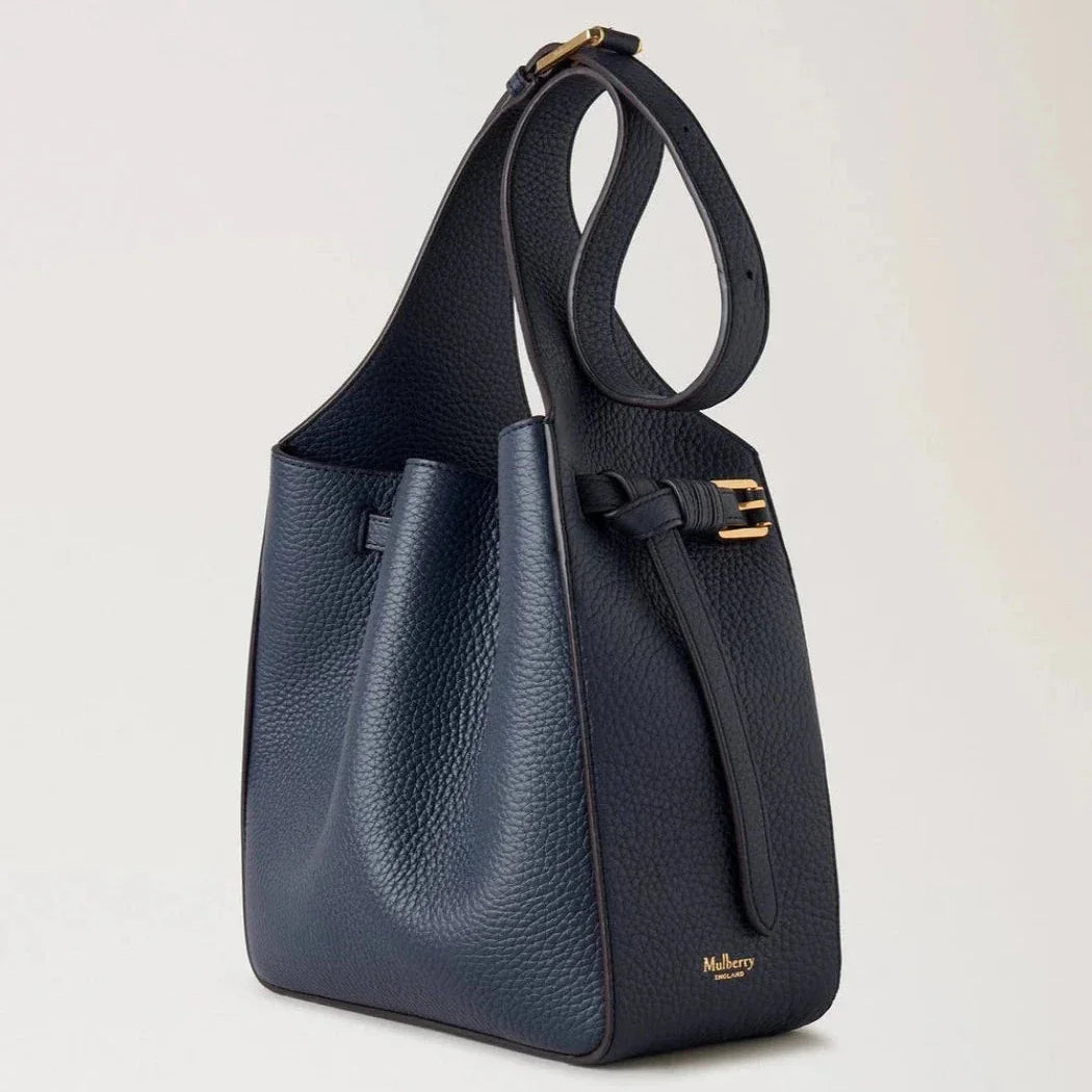 Mulberry Small Lyra Bucket Night Sky Heavy Grain i kornet, mørkeblåt læder med gyldne spænder. Model RL8385/205U954.
