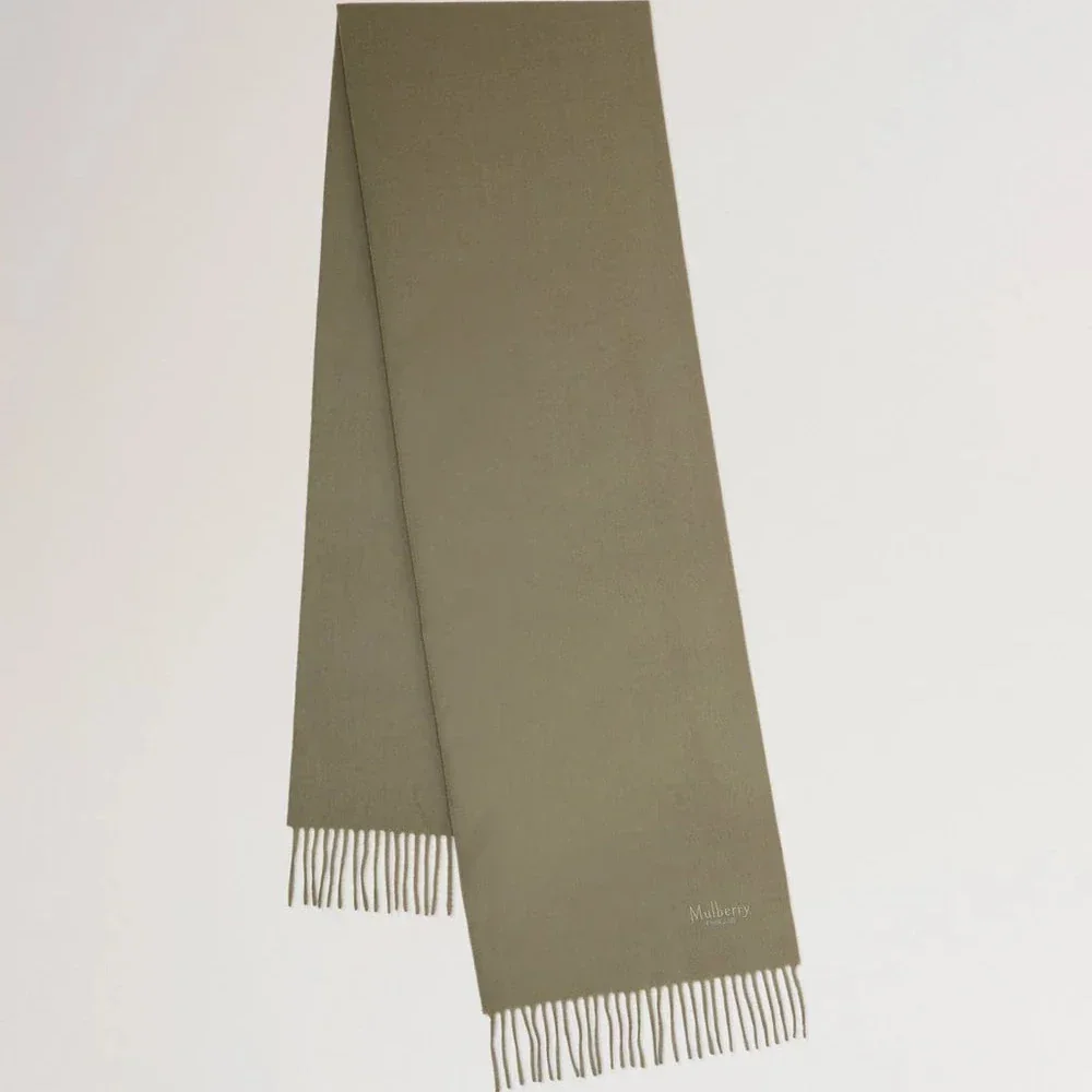 Mulberry Small Solid Merino Wool Scarf Linen Green viser et ensfarvet, grønligt uldtørklæde med frynser. Model VS4318946R563.