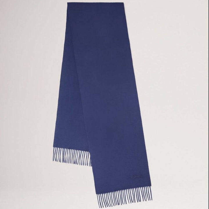 Mulberry Small Solid Merino Wool Scarf night sky, ensfarvet mørkeblå uldtørklæde med frynser. Model vs4318946u888