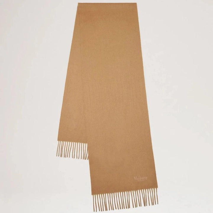 Mulberry Small Solid Merino Wool Scarf i teakfarvet uld med frynset kant, vist fladt. Model VS4318946F180