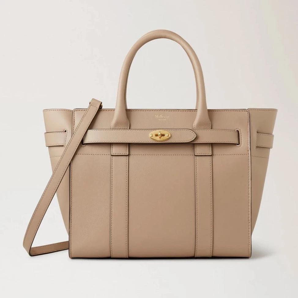 Mulberry Small Zipped Bayswater Maple Micro Grain viser en beige håndtaske i læder med gulddetaljer. Model HH9066587E631.