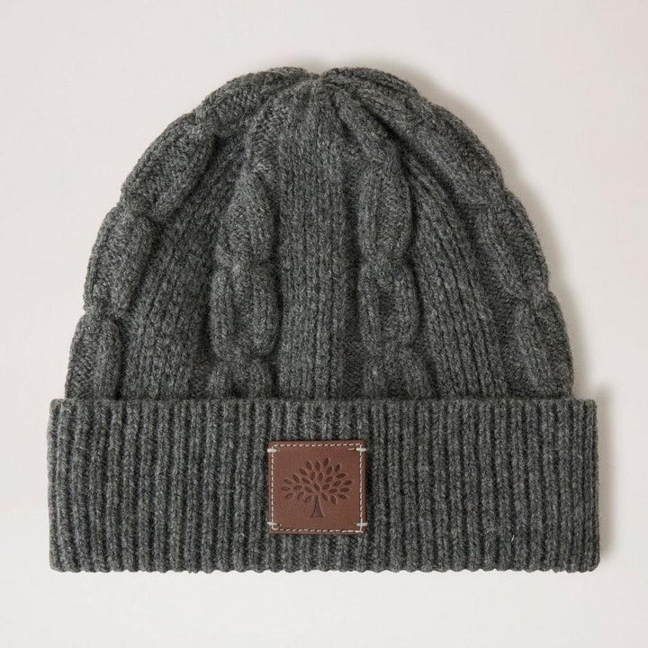 Mulberry Softie Chain Cable Beanie Charcoal i strikket uld med brun læderpatch, Model VH4122996C110.