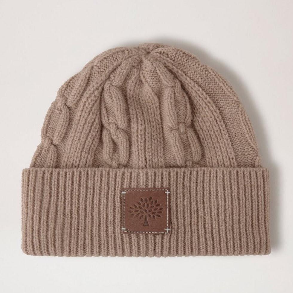 Mulberry Softie Chain Cable Beanie i maple farve, tyk kabelstrikket hue med læderpatch foran. Model VH4122996E631.