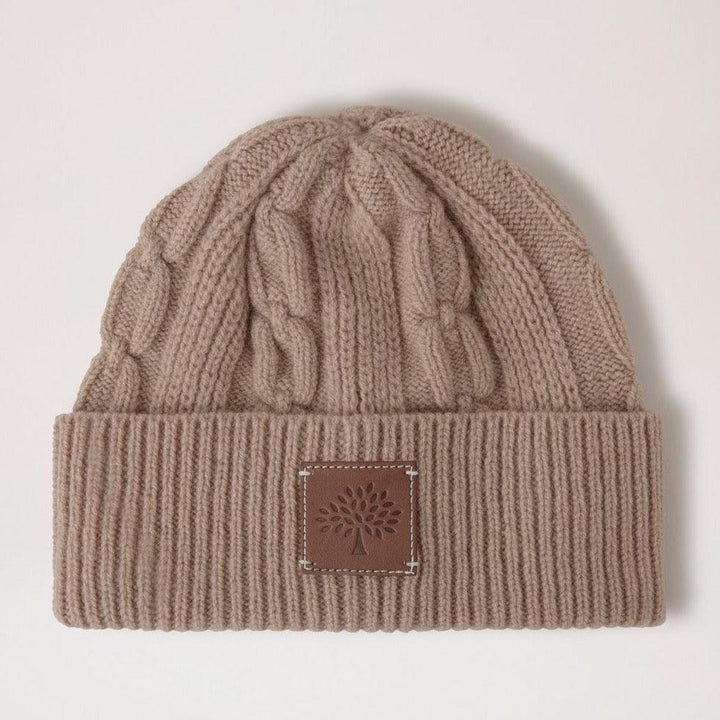 Mulberry Softie Chain Cable Beanie i maple farve, tyk kabelstrikket hue med læderpatch foran. Model VH4122996E631.