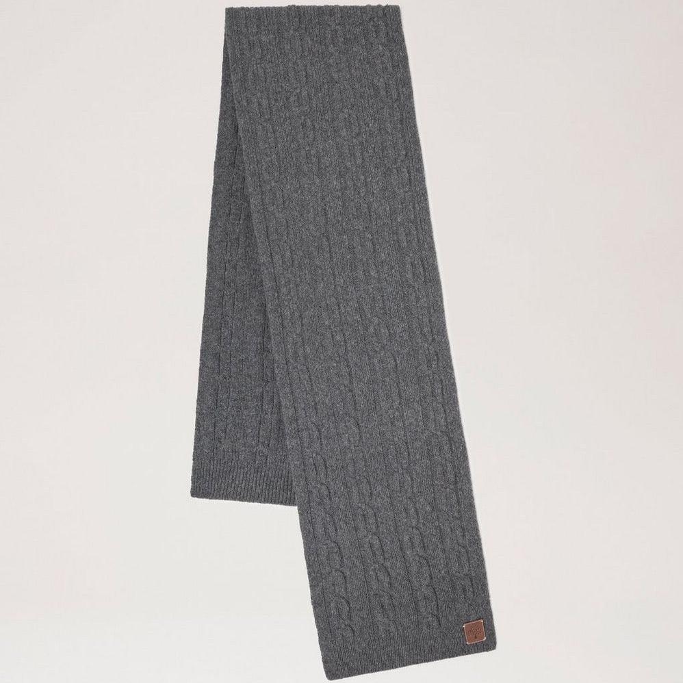 Mulberry Softie Chain Cable Knit Scarf i charcoal ses fladt, strikket i blødt kabelmønster. Model VS4760969C110.