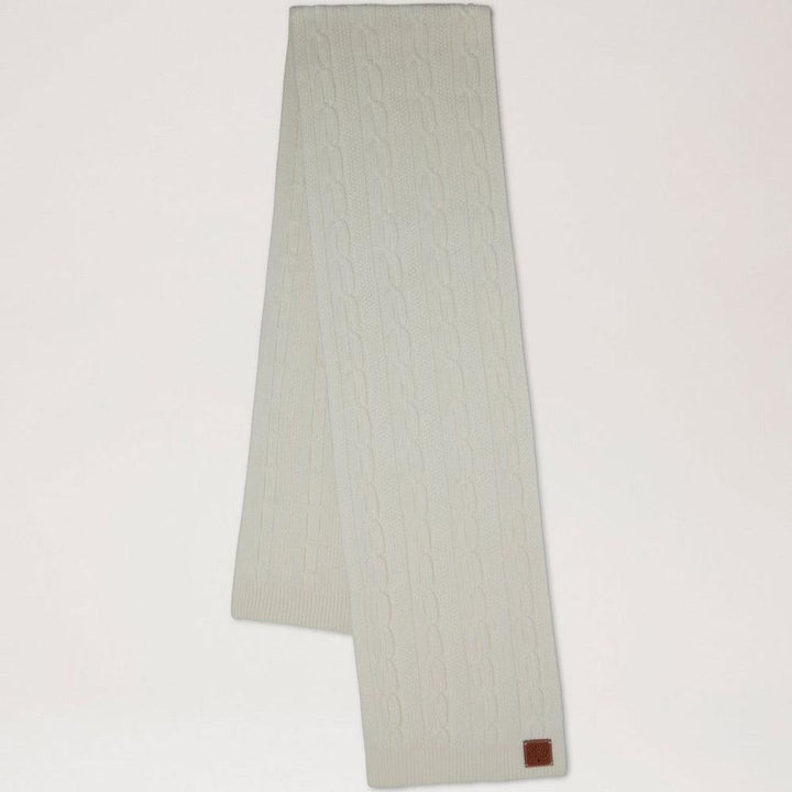 Mulberry Softie Chain Cable Knit Scarf Ecru, strikket i blødt mønster med lys nuance, Model vs4760969h135