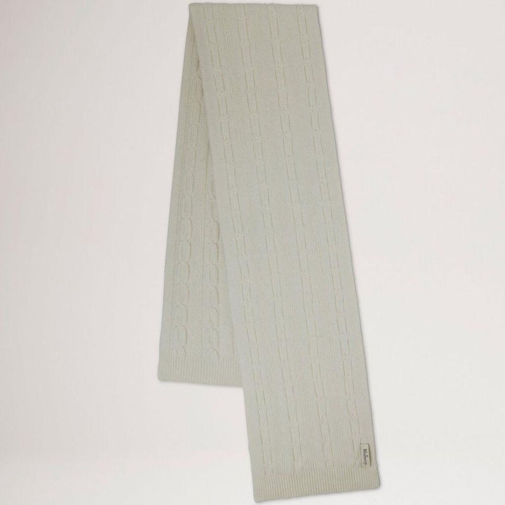 Mulberry Softie Chain Cable Knit Scarf ecru viser et langt ecru farvet kabelstrikket tørklæde. Model VS4760969H135