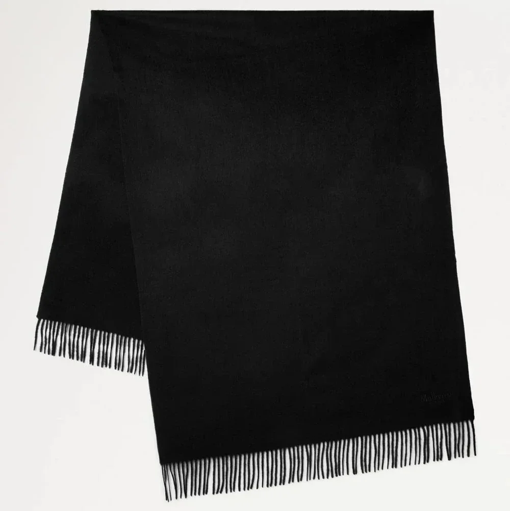 Mulberry Solid Merino Whool Scarf Black viser et sort tørklæde i merinould med fine frynser. Model VS4240947A100.