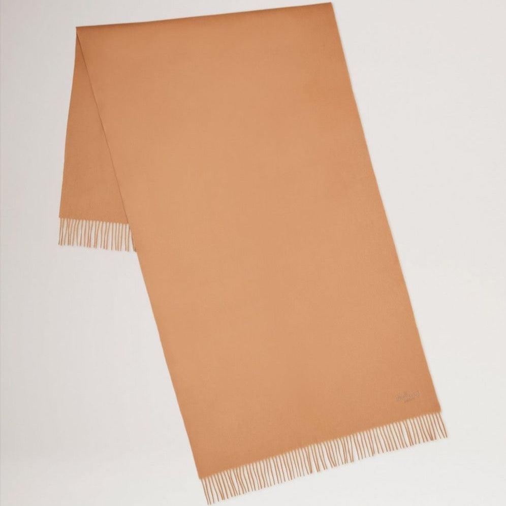 Mulberry Solid Merino Wool Scarf i camel merinould med frynser, set fladt mod hvid baggrund. Model vs4240947h150