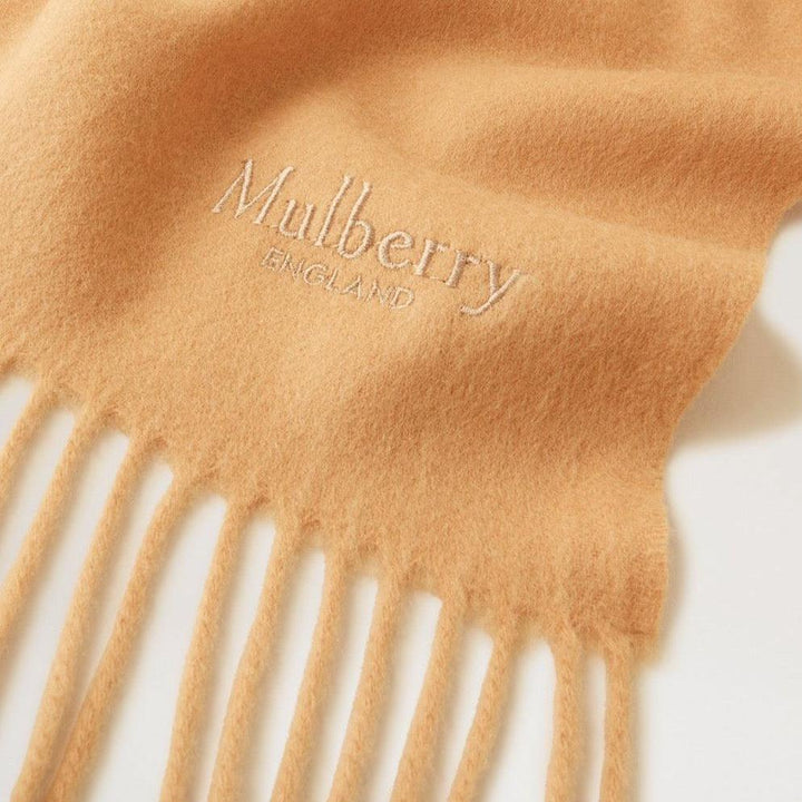 Mulberry Solid Merino Wool Scarf i camelfarvet merinould med broderet logo og frynser. Model VS4240947H150