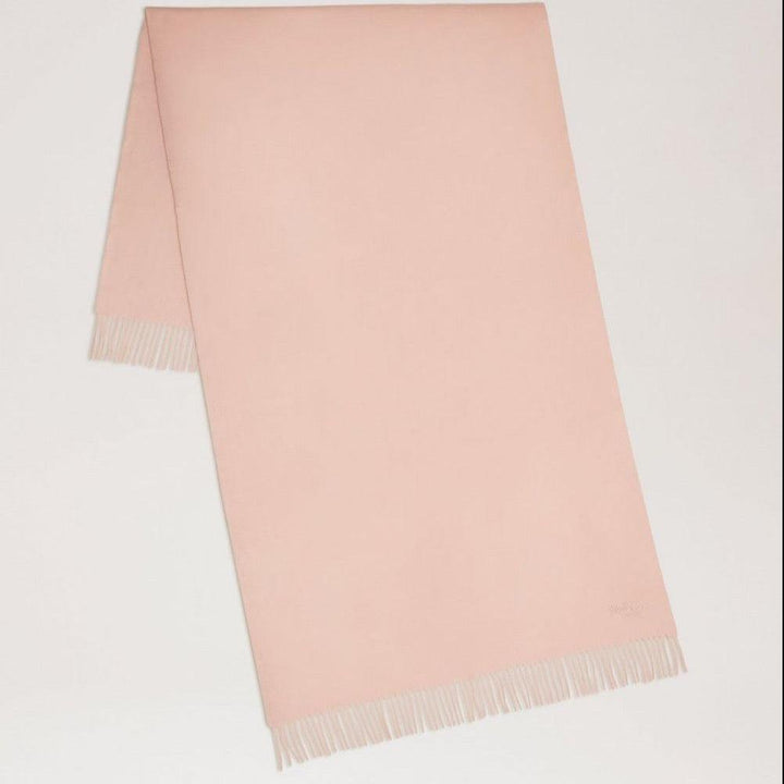 Mulberry Solid Merino Wool Scarf Rosewater viser et enkelt, lyst rosa uldtørklæde med frynser. Model VS4240947J633