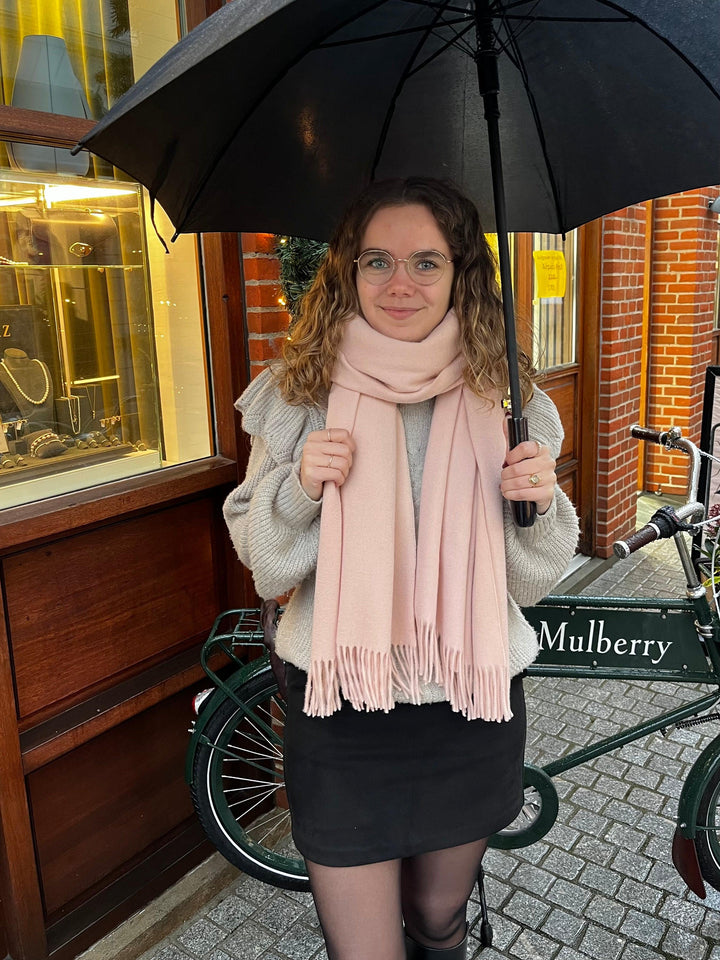 Mulberry Solid Merino Wool Scarf Rosewater, lyserød uld halstørklæde bæres af kvinde udendørs, Model VS4240947J633.