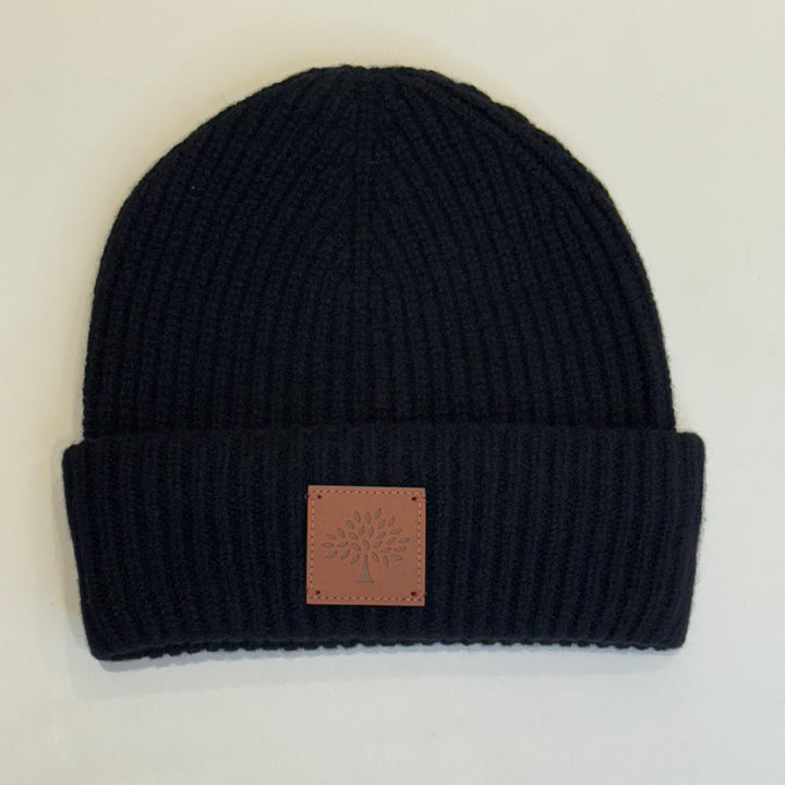 Mulberry Solid Wool Beanie Black, sort ribstrikket hue i uld med brun logolap foran. Model vh4162163a100